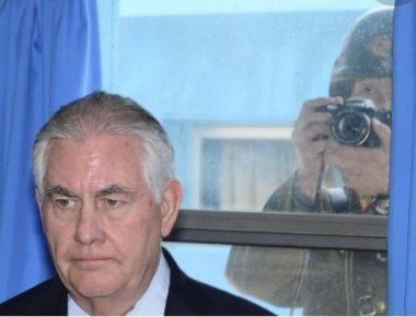 Ο Αμερικανός υπουργός Εξωτερικών στην αποστρατικοποιημένη ζώνη Βόρειας-Νότιας Κορέας